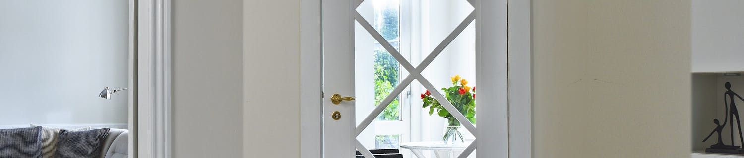 Sätt glas i dörren och släpp in ljus Fyllningarna är borta och nu kommer det in massor av ljus.